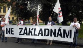 Aktivisté z iniciativy Ne základnám demonstrují proti umístění radarové základny v Česku před zámkem ve Spáleném Poříčí na Plzeňsku