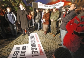 Obyvatel&eacute; Třeb&iacute;če demonstrovali proti veden&iacute; města.