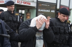 Neonacisté v Plzni během prvního lednového pokusu o demonstraci.