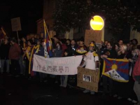 Na demonstraci proti čínskému zasahu v Tibetu se sešlo pět set lidí.