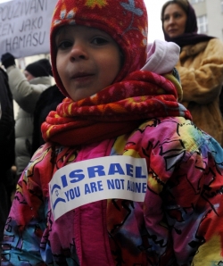 Izraeli, nejsi sám! - momentka z pražské demonstrace.