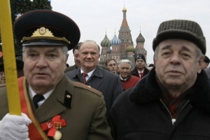 Vůdce komunistů Zjuganov (uprostřed vzadu) na Rudém náměstí.