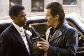 Denzel Washington (vlevo) v hlavní roli Amerického gangstera.
