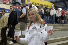 Fronta na lístky a šťastná majitelka vstupenek na utkání Sparta - Slavia