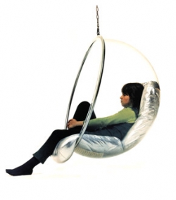 Na www.designpropaganda.cz koupíte závěsné křeslo bubble chair.