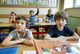 Dětem se pr&yacute; nedost&aacute;v&aacute; učebn&iacute;ch pomůcek.