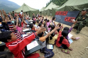 Děti z postižených oblastí vyučují v provizorních táborech vojáci.