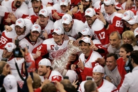 Hokejisté Detroitu slaví vítězství ve Stanley Cupu.