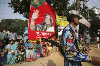 Fanoušci vítězné Šajchy Hasíny před jejím sídlem.