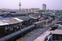 Chudinská čtvrť Dharáví je údajně největším slumem na světě.