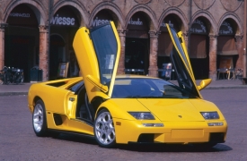 Dokonale výstižné jméno: Lamborghini Diablo bylo opravdovým „ďáblem“. Extrémně rychlým supersportem, jehož schopnosti dokázali využít jen opravdu dobří řidiči. Ostatní končívali v příkopech podél silnic.