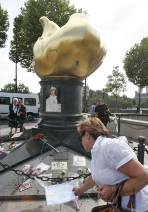 Plamen svobody na pařížském náměstí Alma (2)