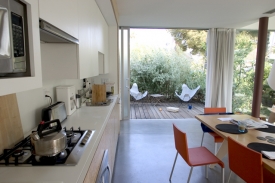 Kuchyň je volně propojena s jídelnou a obývacím pokojem.