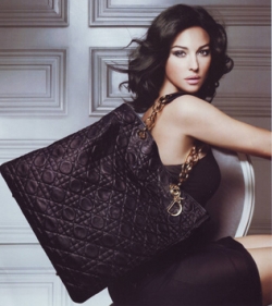 Elegantní taška Dior Soft Bag je bestselerem letošní sezóny.