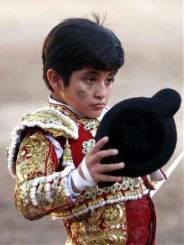 Malý bojovník s býky ve španělské koridě.