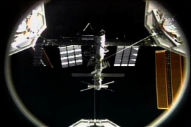 Raketoplán Discovery dnes zakotvil u Mezinárodní vesmírné stanice.