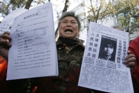 Žena protestuje proti uvěznění disidenta Chu Ťia.