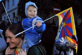 Za Tibet před čínskou ambasádou protestuje stovka lidí.