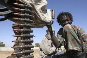 Chlapec v uniformě na hranici Súdánu a Čadu.
