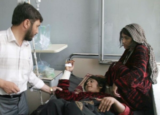 Dívka zraněná údajně po nedávném útoku jednotek ISAF.