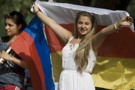 Radost. Dívky v Jižní Osetii s ruskou a jihoosetskou vlajkou.