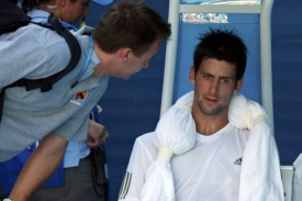 Novak Djokovič (vpravo) s trenérem konzultuje svůj zdravotní stav
