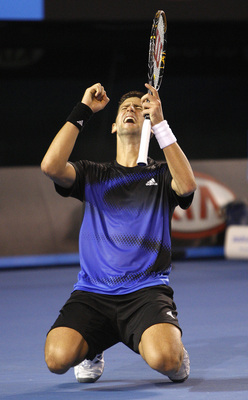 Raduj&iacute;c&iacute; se Srb Novak Djokovič. Pr&aacute;vě postoupil do fin&aacute;le.