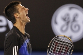 Novak Djokovič se raduje z vítězství nad Rogerem Federerem.