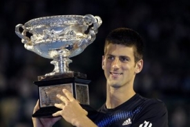 Novak Djokovič s trofejí pro vítěze Australian Open.