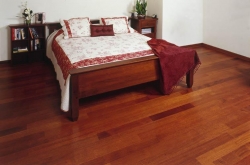 Podlaha ze dřeva merbau se může pochlubit zlatým žilkováním.