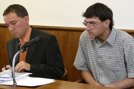 Lukáš Dočkalík (vpravo) u soudu