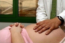 Nastávající matky často nemají šanci dostat se do porodnice.