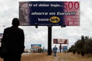 Svět zažívá úprk od dolaru, v Bolívii radí reklama přejít na eura