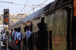 Přeprava vlakem v Indii silně připomíná zábavou pro 