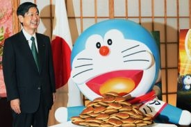 Japonský ministr zahraničí, Doraemon a palačinky dorayaki.