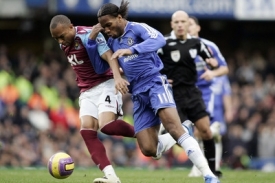 Útočník fotbalistů Chelsea Didier Drogba (vpravo v modrém dresu).