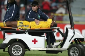 Opět zraněného fotbalistu Drogbu odváží ze hřiště.