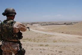 Čeští vojáci v Afghánistánu čekají na zásoby.