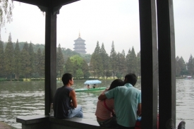 Odpočinek s výhledem na jezero a pagodu.