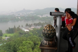 Pagoda Leifeng skýtá skvostný výhled na Západní jezero.