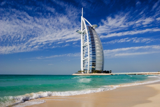 Legendární loď zakotvila nedaleko pláže Jumeirah Beach v Dubaji.