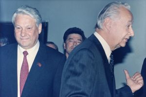 Alexander Dubček (vpravo) a Boris Jelcin