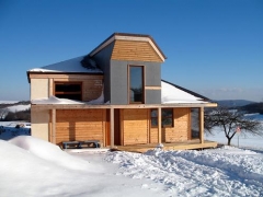 Ekologický dům na louce zdobí dřevo, cihly a cembonitové desky.