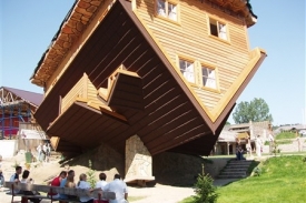 Největší atrakcí skanzenu Szymbark je dům postavený na střeše.