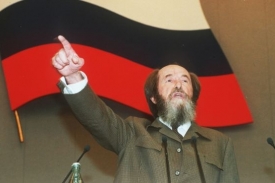 Alexandr Solženicyn v roce 1994 hovoří k ruskému parlamentu.