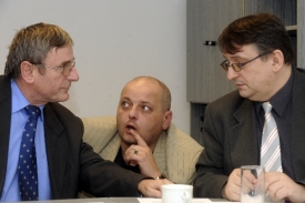 Jaromír Dušek (vlevo) s představiteli dopravních odborů.
