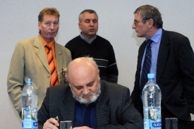 Jaromír Dušek (vpravo) na jednání odborů.