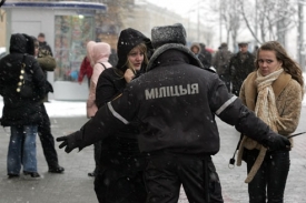 Milicionář během demonstrace v Minsku.