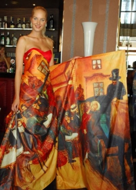 Modelka Taťána Šedivá v šatech na motivy obrazů Karla Gotta.