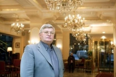 Hoteliérovi Vlastimilu Dvořákovi odpustil Sobotka penále 26 milionů.